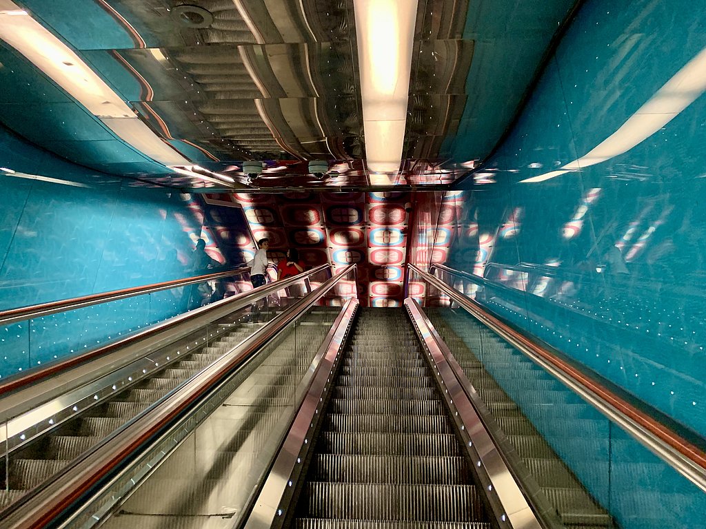 Rolltreppe in der Metro dell'Arte in Neapel